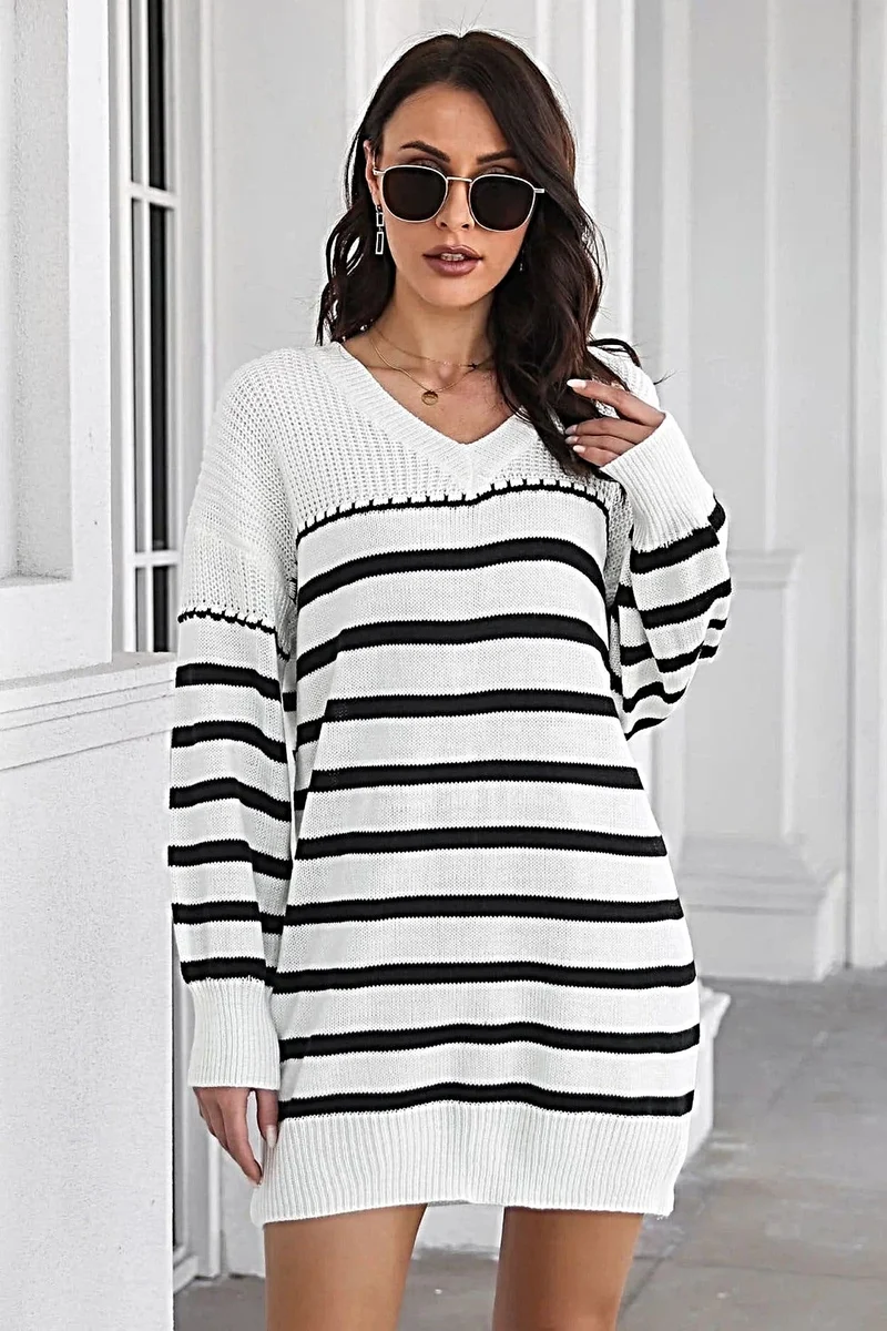Gestreept ribgebreid mini-trui-jurkje met V-hals, lange mouwen en een comfortabele, oversized pasvorm.