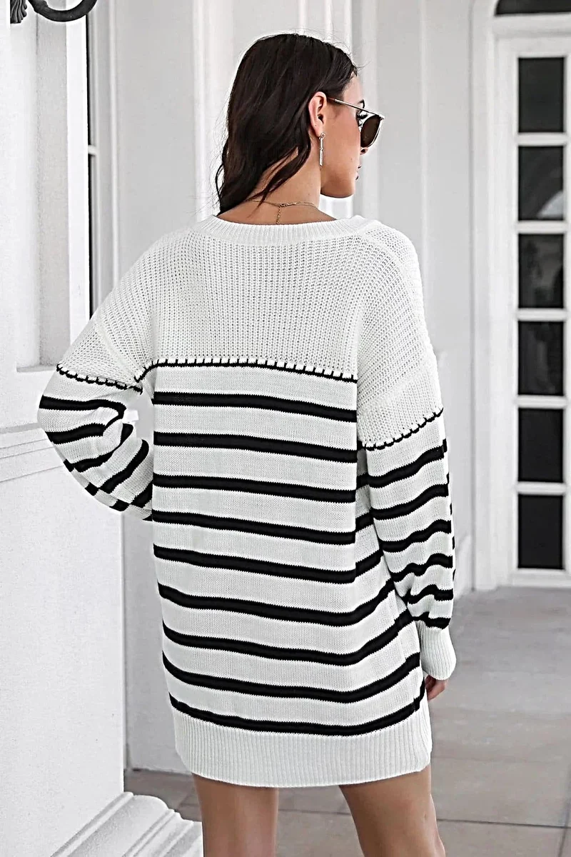 Gestreept ribgebreid mini-trui-jurkje met V-hals, lange mouwen en een comfortabele, oversized pasvorm.