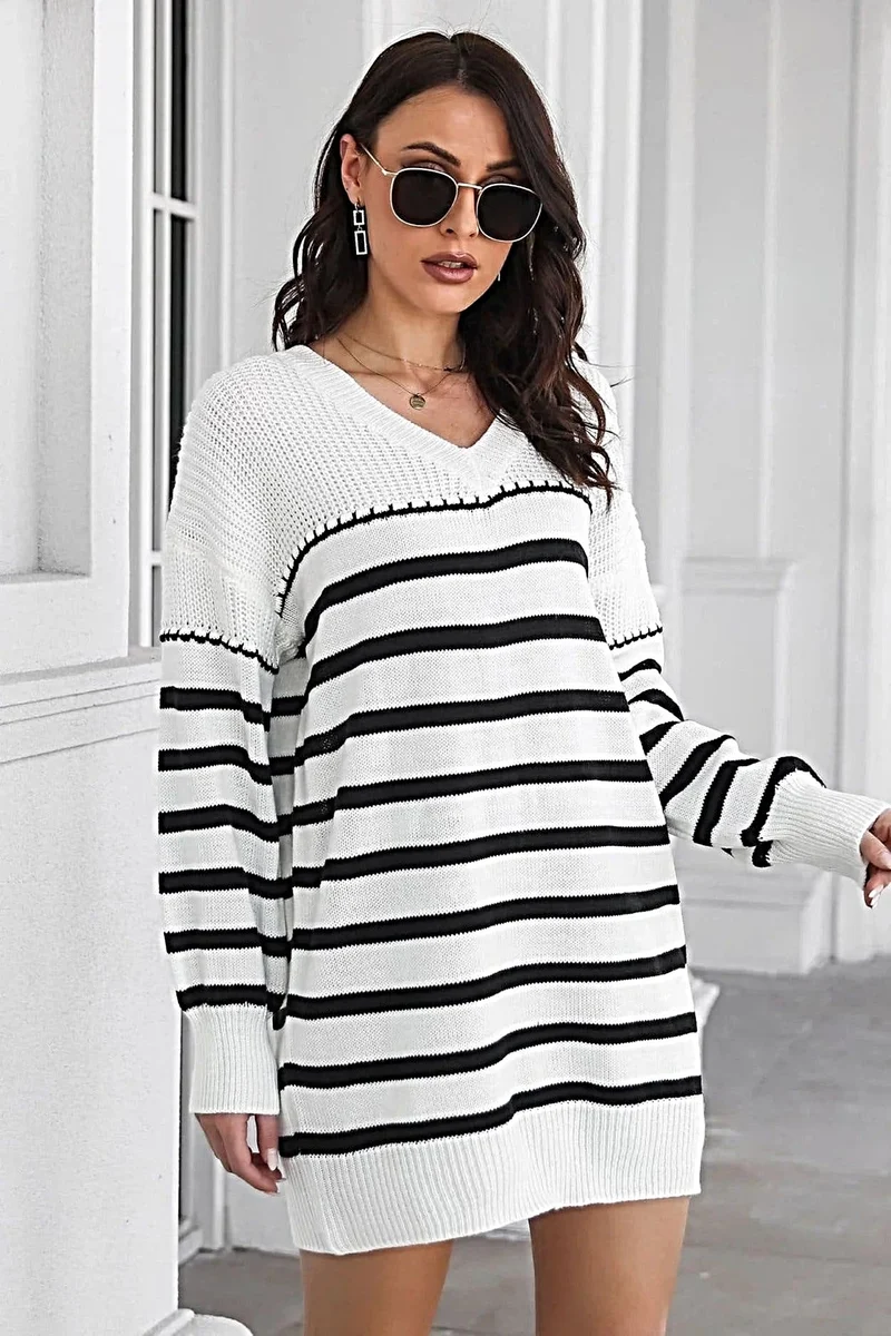 Gestreept ribgebreid mini-trui-jurkje met V-hals, lange mouwen en een comfortabele, oversized pasvorm.