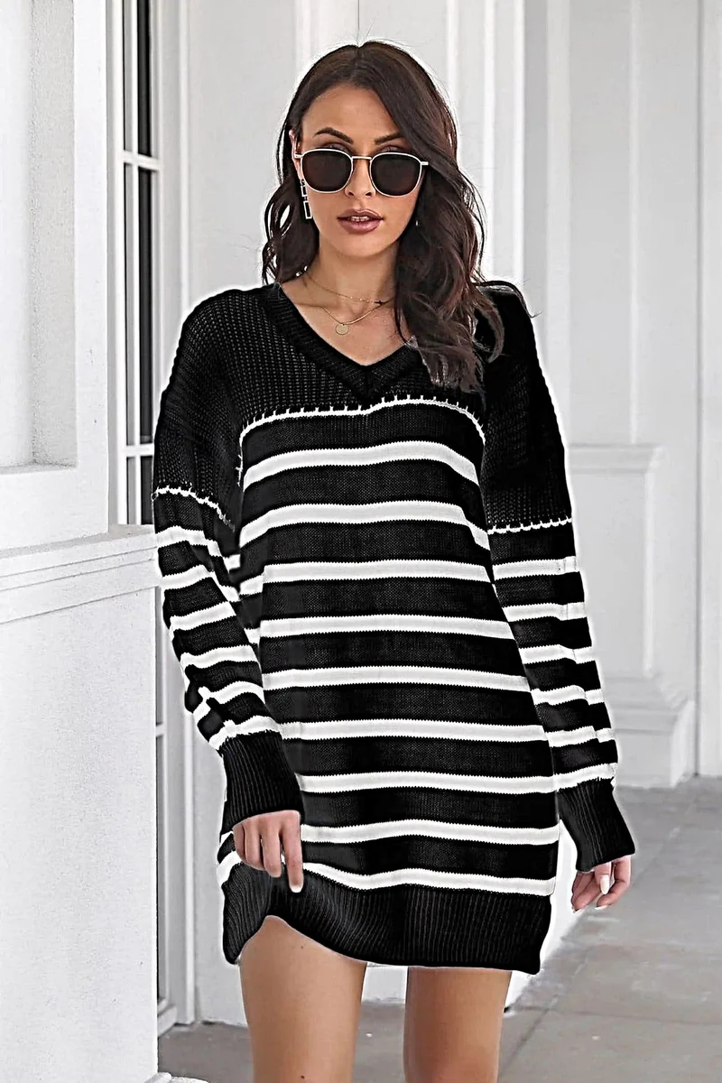 Gestreept ribgebreid mini-trui-jurkje met V-hals, lange mouwen en een comfortabele, oversized pasvorm.