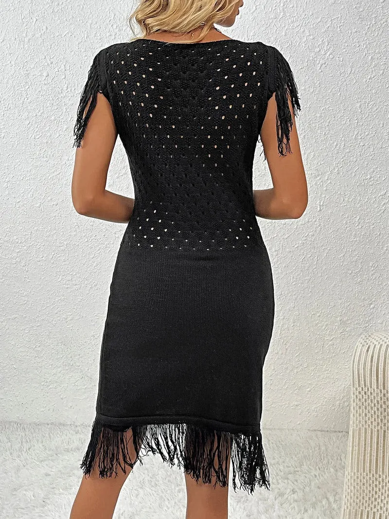 Trui-jurk met franjes, opengewerkte boothals en elegante, opvallende franjes.