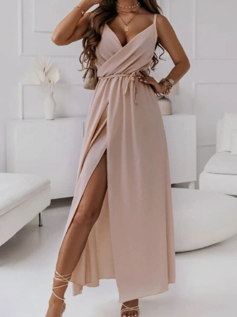 Elegante mouwloze midi-jurk met overslag en strikceintuur in ondoorzichtige polyesterstof.