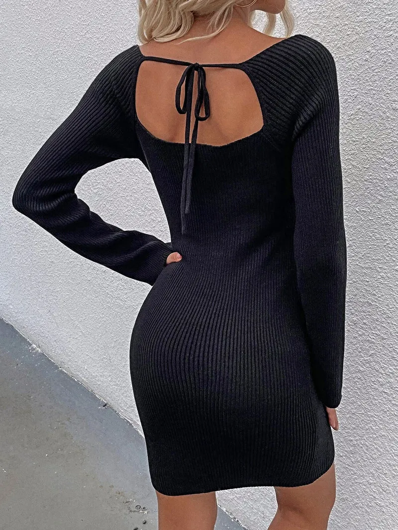 Chique geribbelde sweaterjurk met strik op de rug, vierkante halslijn, lange mouwen en een elastische pasvorm.