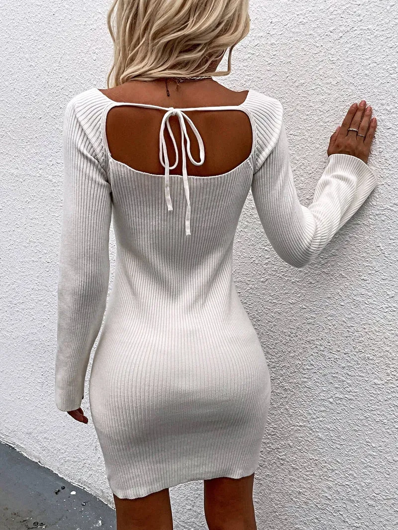 Chique geribbelde sweaterjurk met strik op de rug, vierkante halslijn, lange mouwen en een elastische pasvorm.