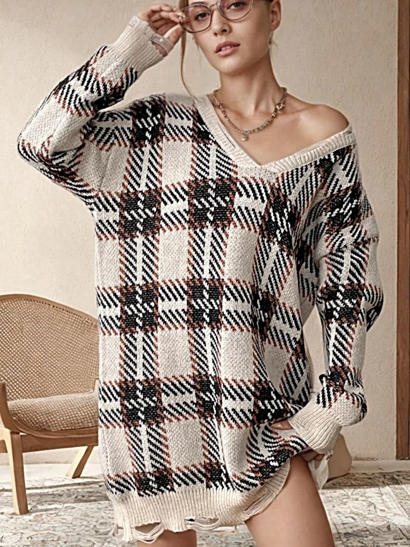 Elegante, ietwat verweerde geruite sweaterjurk met V-hals, lange mouwen en een one-size pasvorm.