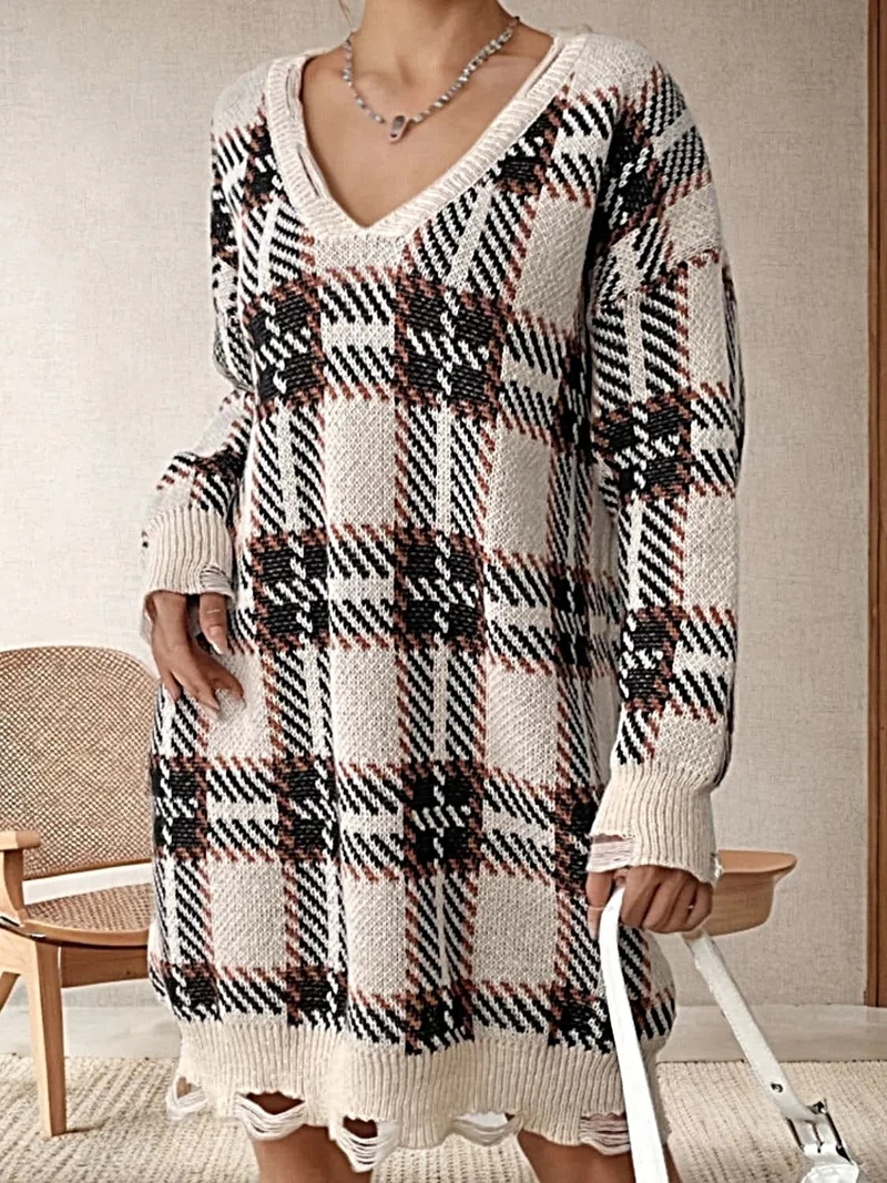 Elegante, ietwat verweerde geruite sweaterjurk met V-hals, lange mouwen en een one-size pasvorm.