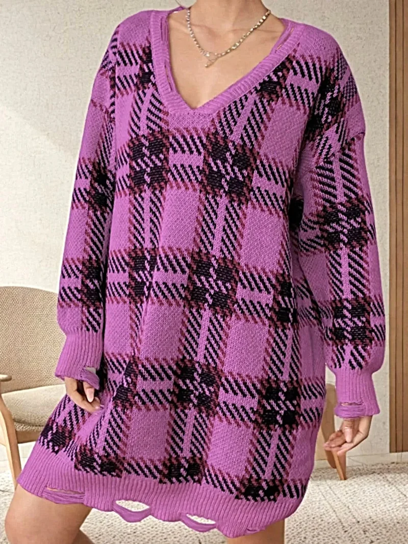 Elegante, ietwat verweerde geruite sweaterjurk met V-hals, lange mouwen en een one-size pasvorm.