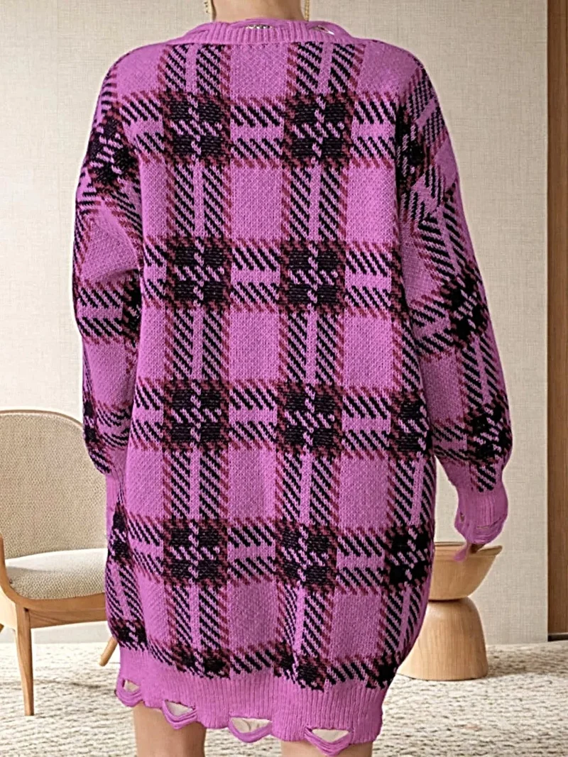 Elegante, ietwat verweerde geruite sweaterjurk met V-hals, lange mouwen en een one-size pasvorm.