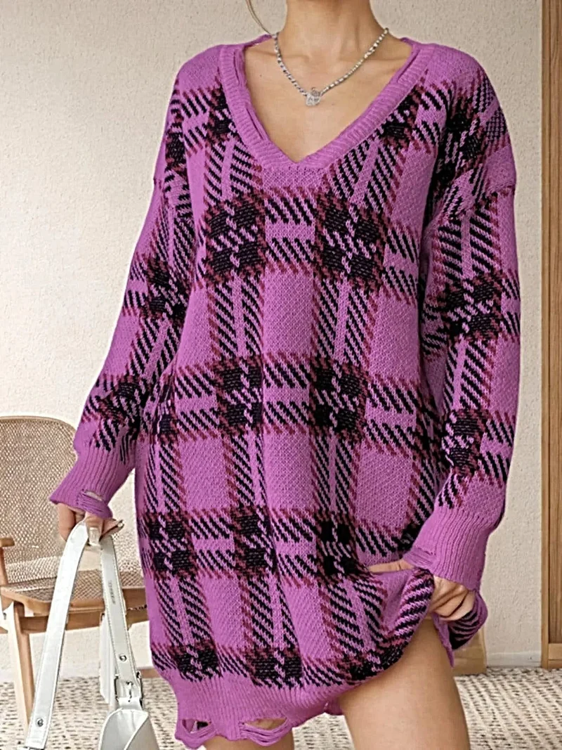 Elegante, ietwat verweerde geruite sweaterjurk met V-hals, lange mouwen en een one-size pasvorm.