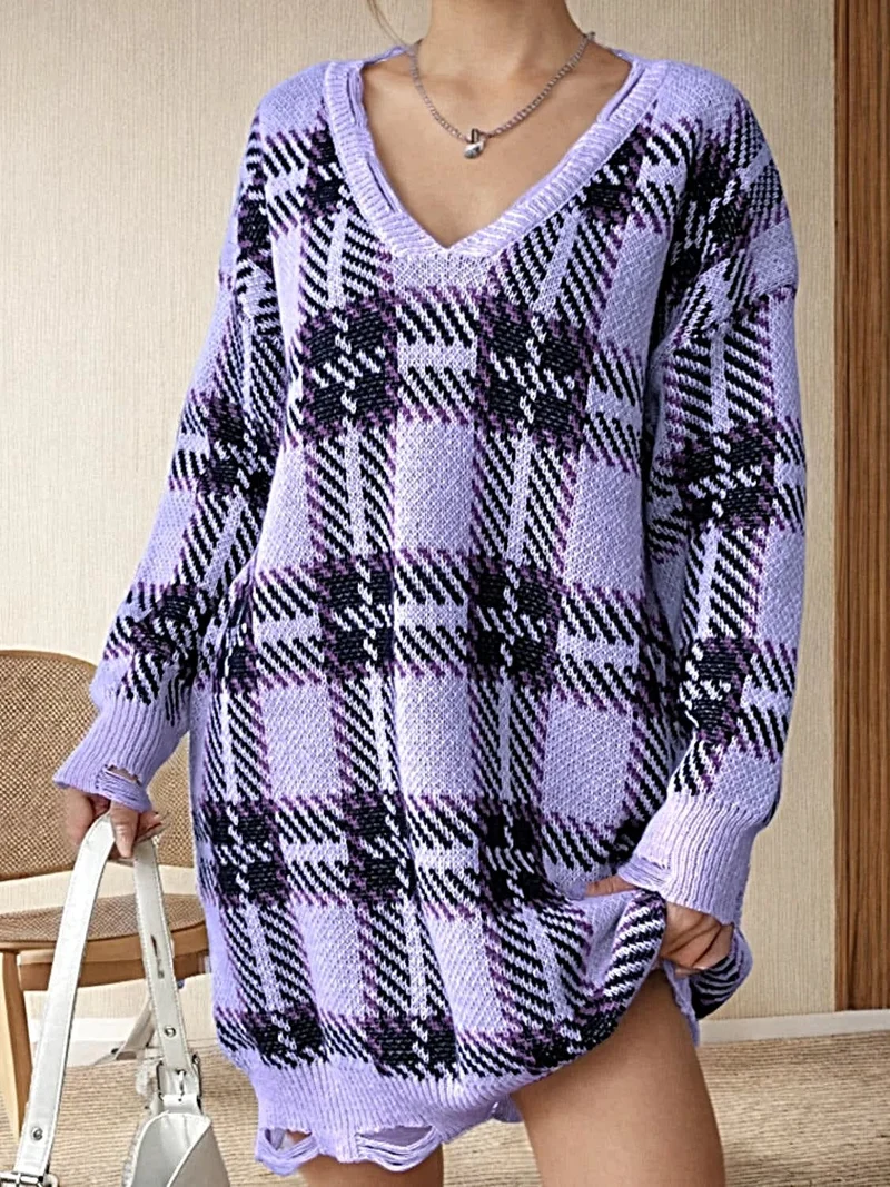 Elegante, ietwat verweerde geruite sweaterjurk met V-hals, lange mouwen en een one-size pasvorm.
