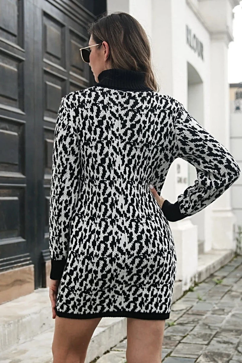 Trui-jurk met colkraag, gemêleerde stof, zachte stretchstof en een mini-silhouet met lange mouwen.