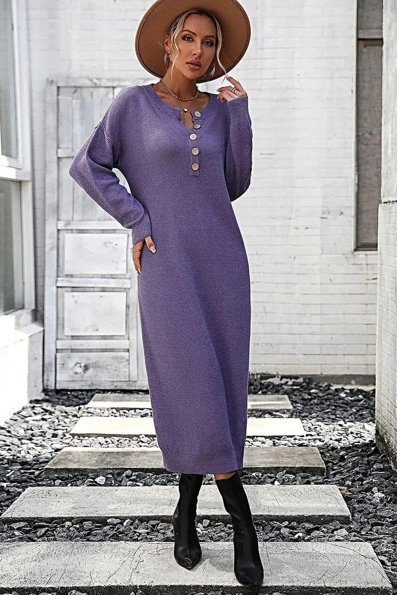 Effen midi-jurk met inkeping in de hals, knoopsluiting, verlaagde schouders en lange mouwen.