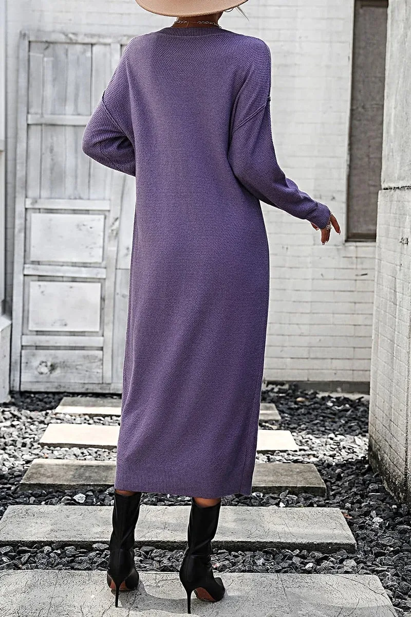 Effen midi-jurk met inkeping in de hals, knoopsluiting, verlaagde schouders en lange mouwen.