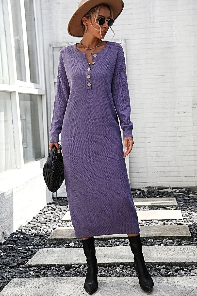Effen midi-jurk met inkeping in de hals, knoopsluiting, verlaagde schouders en lange mouwen.
