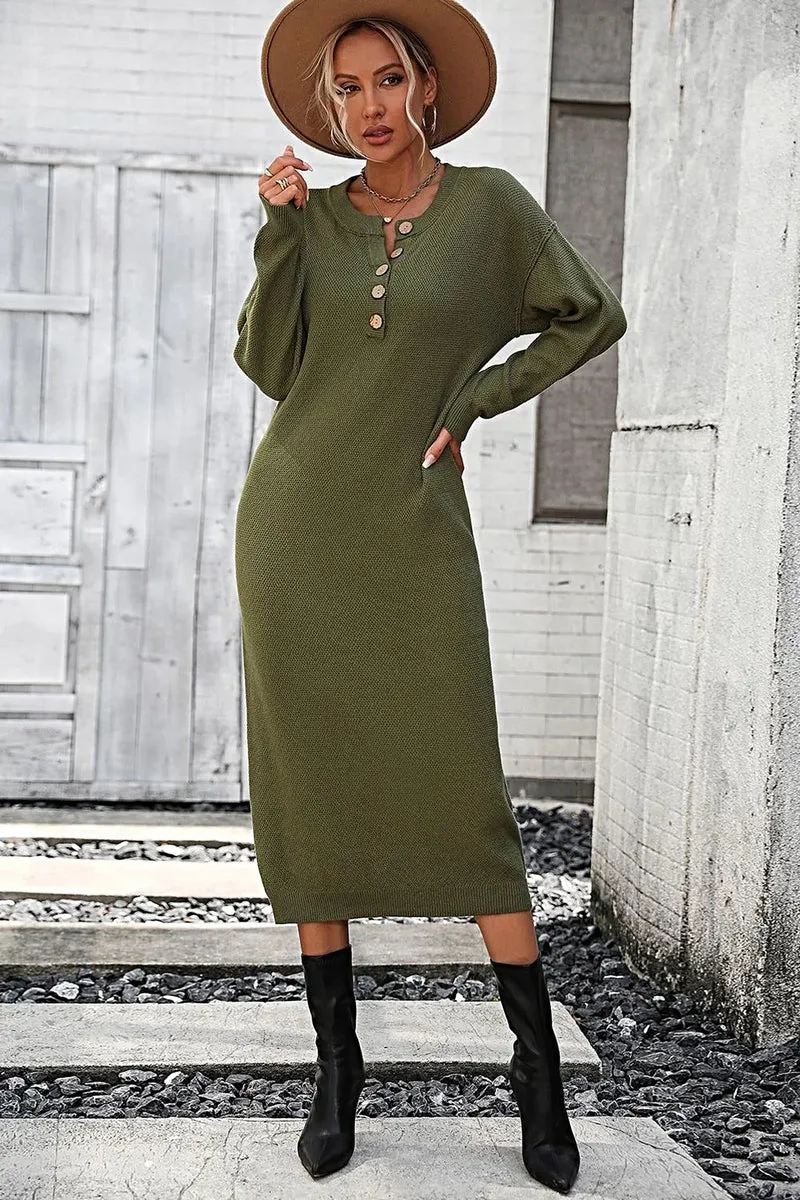 Effen midi-jurk met inkeping in de hals, knoopsluiting, verlaagde schouders en lange mouwen.