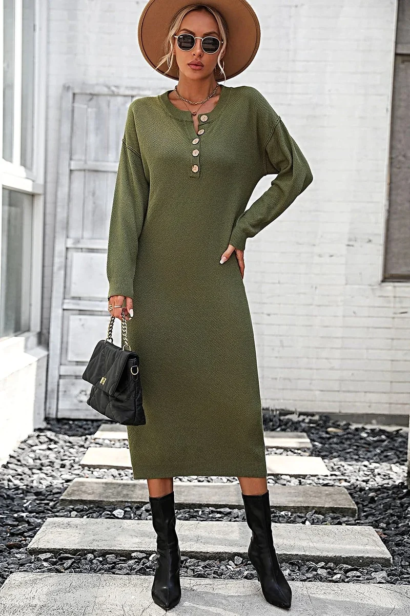 Effen midi-jurk met inkeping in de hals, knoopsluiting, verlaagde schouders en lange mouwen.