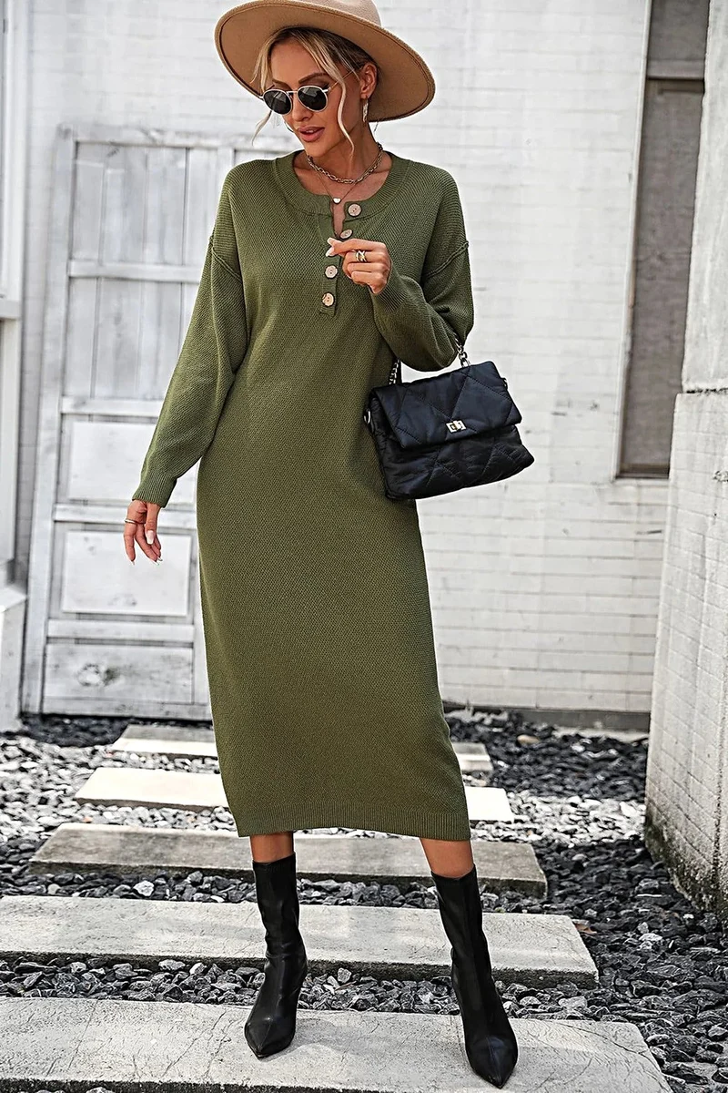 Effen midi-jurk met inkeping in de hals, knoopsluiting, verlaagde schouders en lange mouwen.