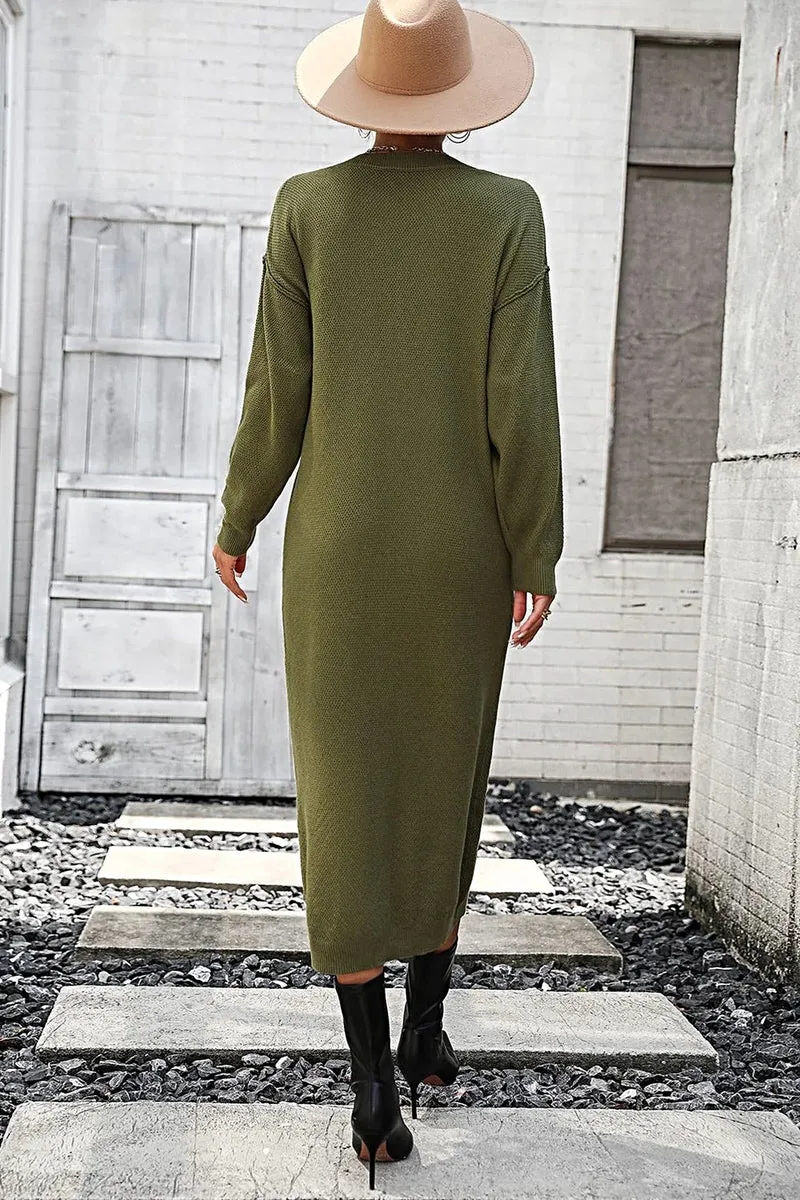 Effen midi-jurk met inkeping in de hals, knoopsluiting, verlaagde schouders en lange mouwen.