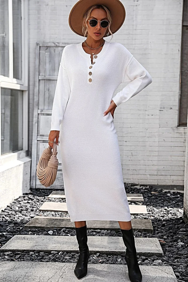 Effen midi-jurk met inkeping in de hals, knoopsluiting, verlaagde schouders en lange mouwen.