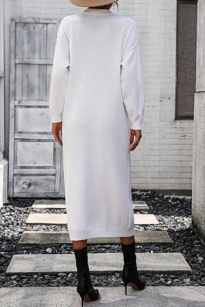 Effen midi-jurk met inkeping in de hals, knoopsluiting, verlaagde schouders en lange mouwen.