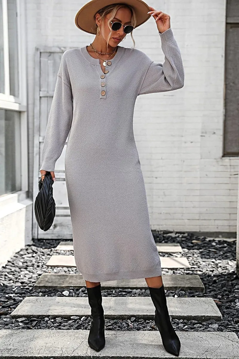 Effen midi-jurk met inkeping in de hals, knoopsluiting, verlaagde schouders en lange mouwen.