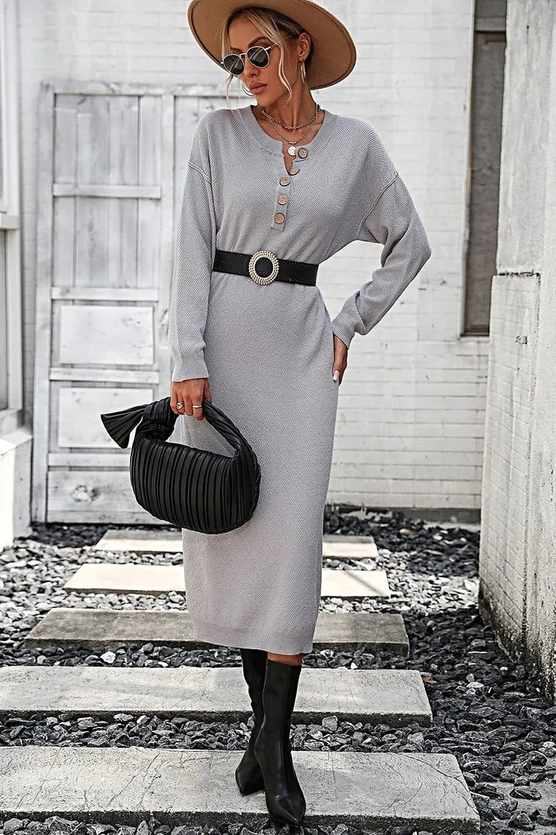 Effen midi-jurk met inkeping in de hals, knoopsluiting, verlaagde schouders en lange mouwen.