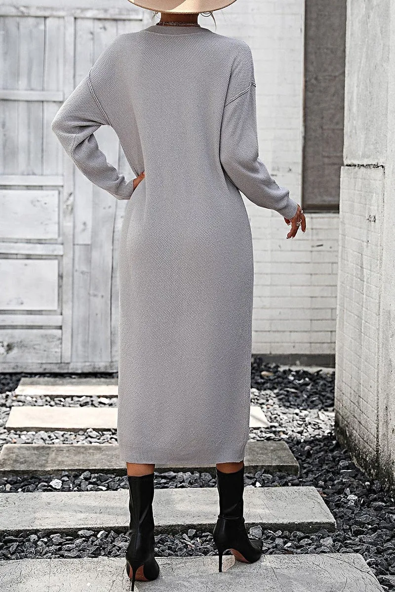 Effen midi-jurk met inkeping in de hals, knoopsluiting, verlaagde schouders en lange mouwen.