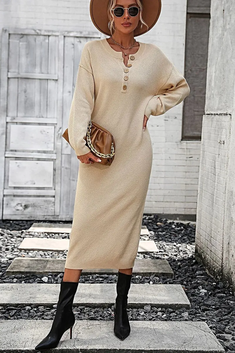 Effen midi-jurk met inkeping in de hals, knoopsluiting, verlaagde schouders en lange mouwen.