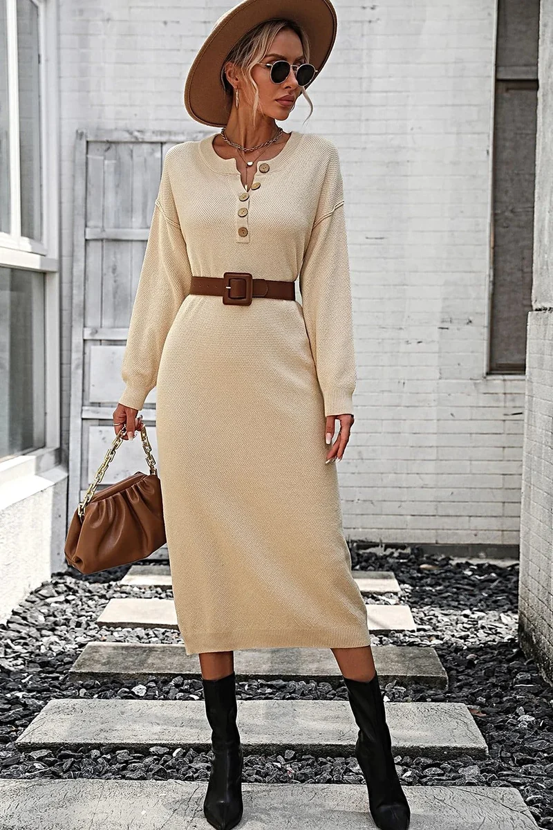 Effen midi-jurk met inkeping in de hals, knoopsluiting, verlaagde schouders en lange mouwen.