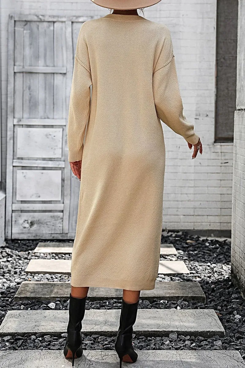 Effen midi-jurk met inkeping in de hals, knoopsluiting, verlaagde schouders en lange mouwen.
