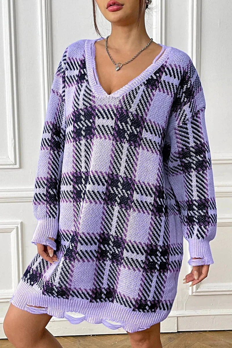 Geruite sweaterjurk met V-hals, lange mouwen, comfortabele pasvorm (one-size) en lichte stretch.