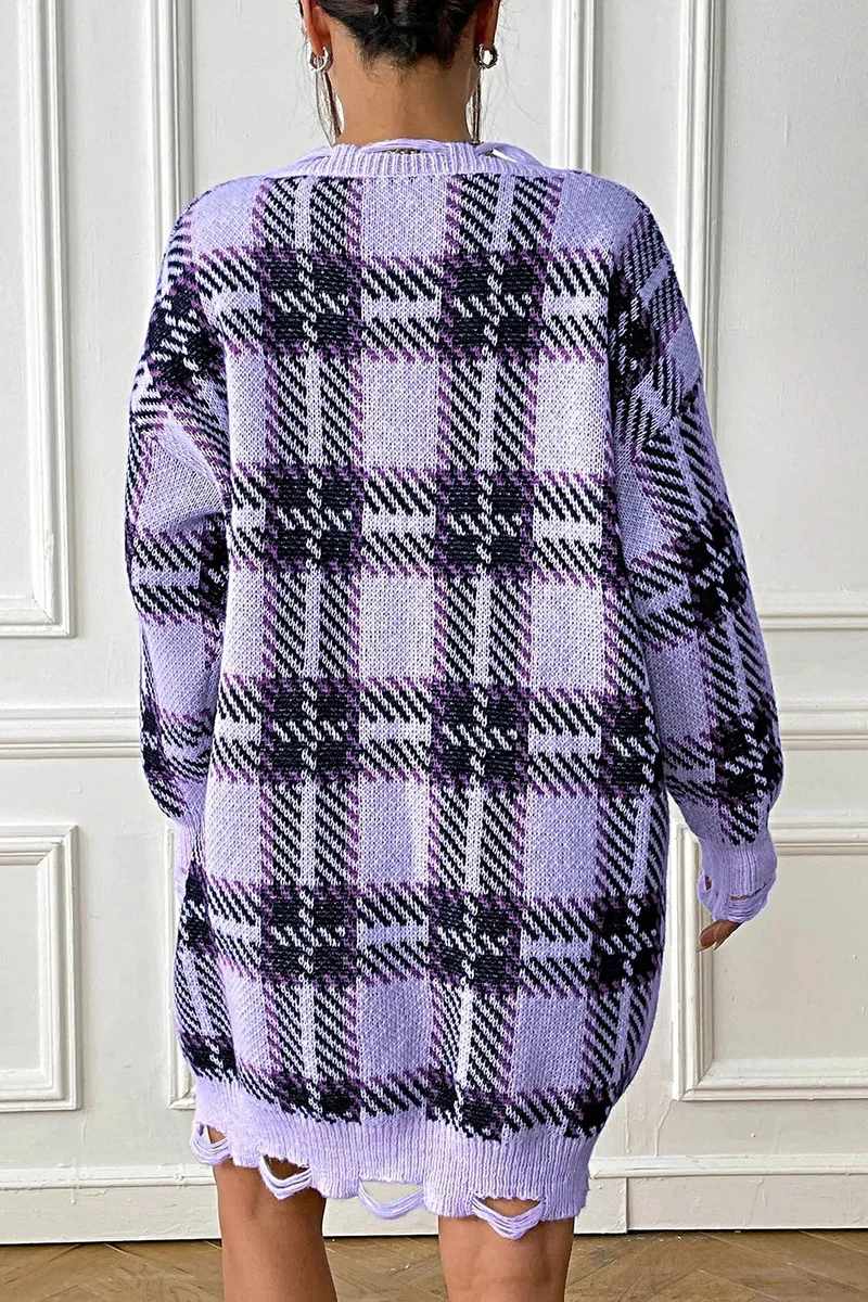 Geruite sweaterjurk met V-hals, lange mouwen, comfortabele pasvorm (one-size) en lichte stretch.