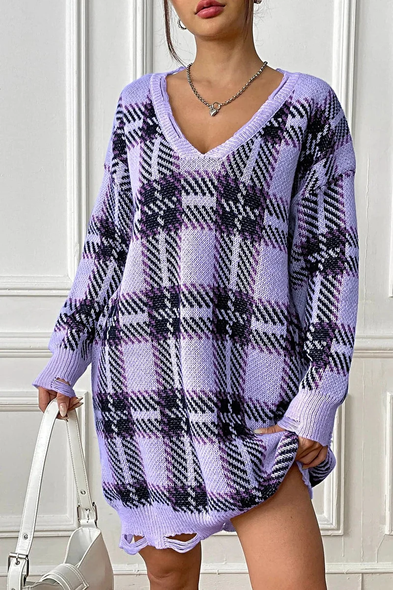 Geruite sweaterjurk met V-hals, lange mouwen, comfortabele pasvorm (one-size) en lichte stretch.