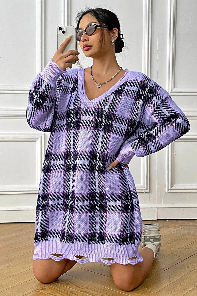 Geruite sweaterjurk met V-hals, lange mouwen, comfortabele pasvorm (one-size) en lichte stretch.