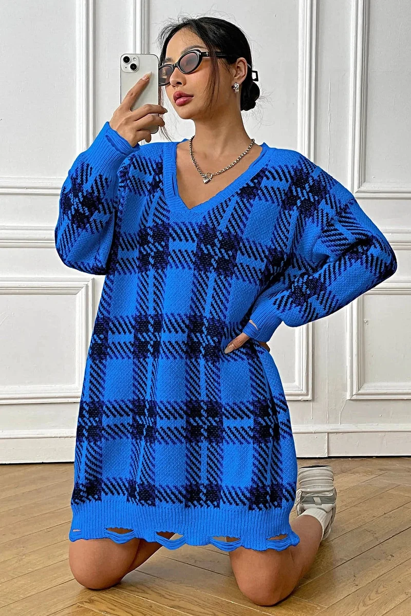 Geruite sweaterjurk met V-hals, lange mouwen, comfortabele pasvorm (one-size) en lichte stretch.