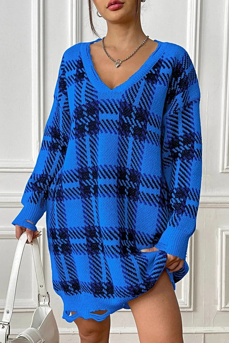 Geruite sweaterjurk met V-hals, lange mouwen, comfortabele pasvorm (one-size) en lichte stretch.