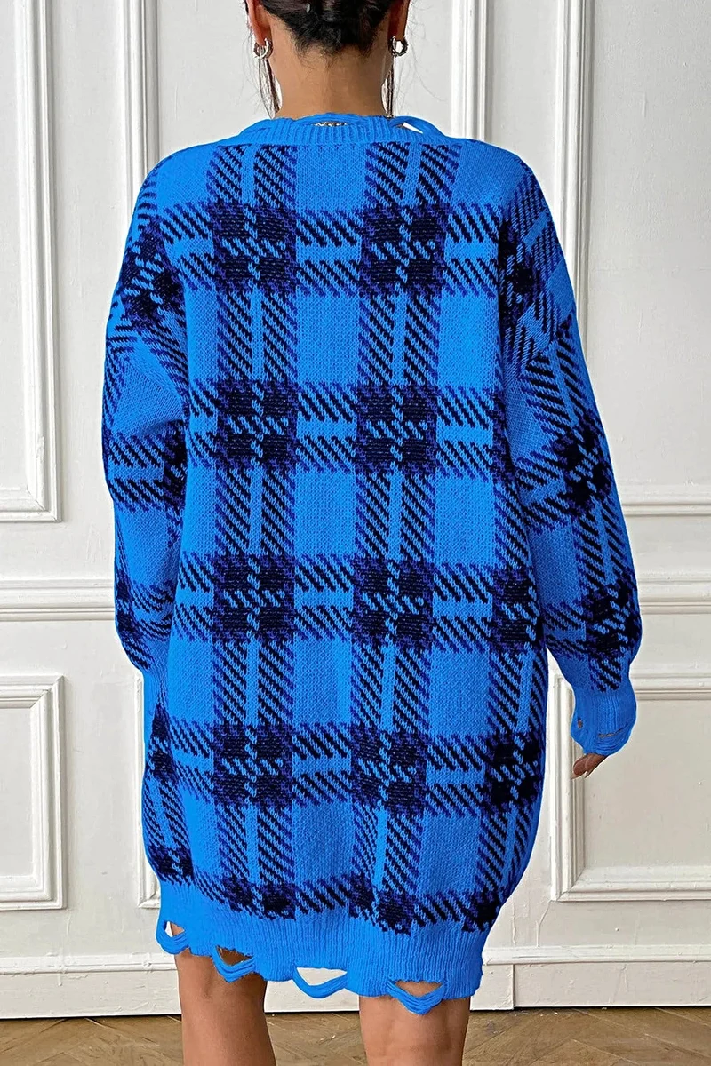 Geruite sweaterjurk met V-hals, lange mouwen, comfortabele pasvorm (one-size) en lichte stretch.