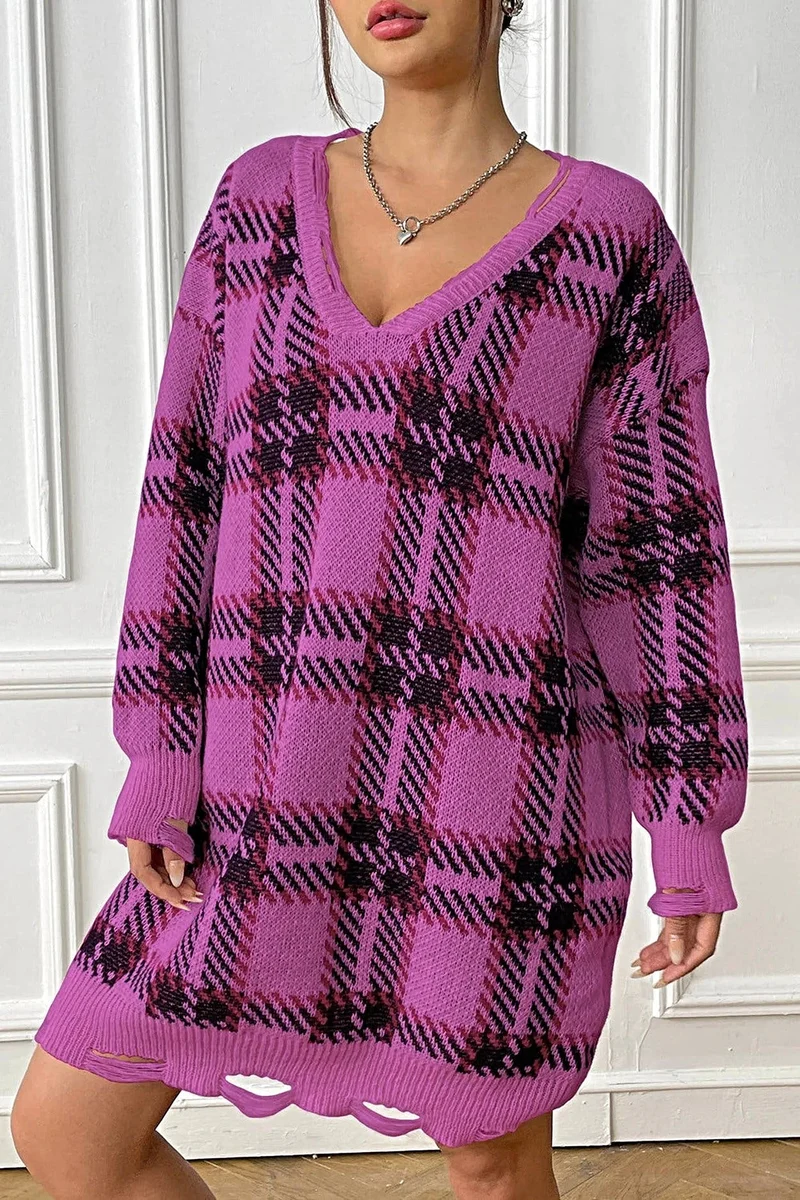 Geruite sweaterjurk met V-hals, lange mouwen, comfortabele pasvorm (one-size) en lichte stretch.