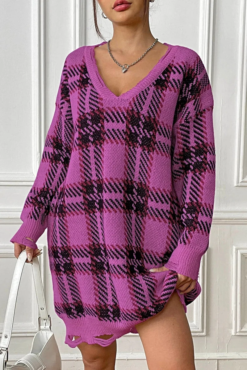 Geruite sweaterjurk met V-hals, lange mouwen, comfortabele pasvorm (one-size) en lichte stretch.