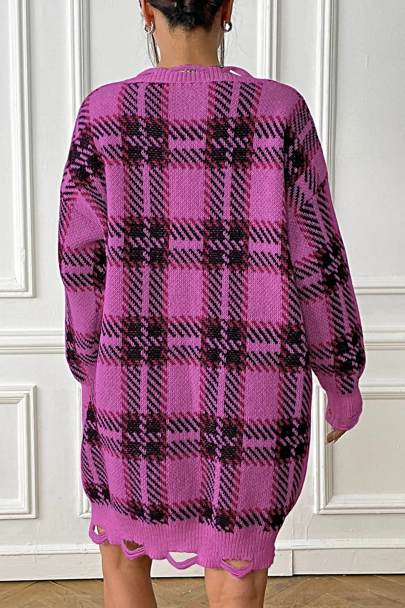 Geruite sweaterjurk met V-hals, lange mouwen, comfortabele pasvorm (one-size) en lichte stretch.
