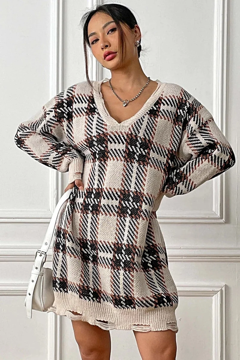 Geruite sweaterjurk met V-hals, lange mouwen, comfortabele pasvorm (one-size) en lichte stretch.