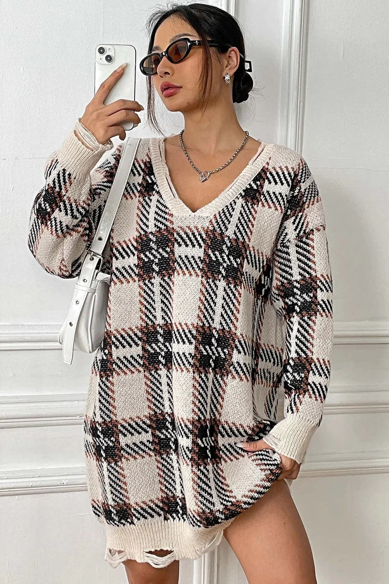 Geruite sweaterjurk met V-hals, lange mouwen, comfortabele pasvorm (one-size) en lichte stretch.