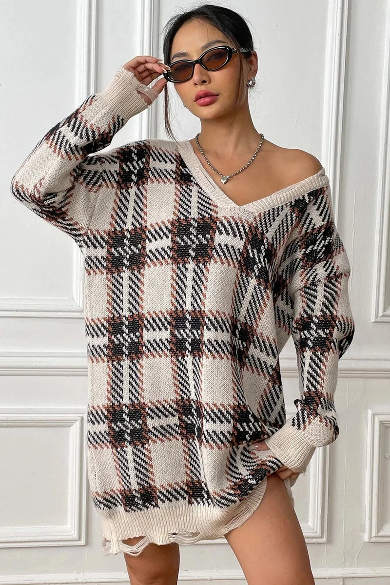 Geruite sweaterjurk met V-hals, lange mouwen, comfortabele pasvorm (one-size) en lichte stretch.