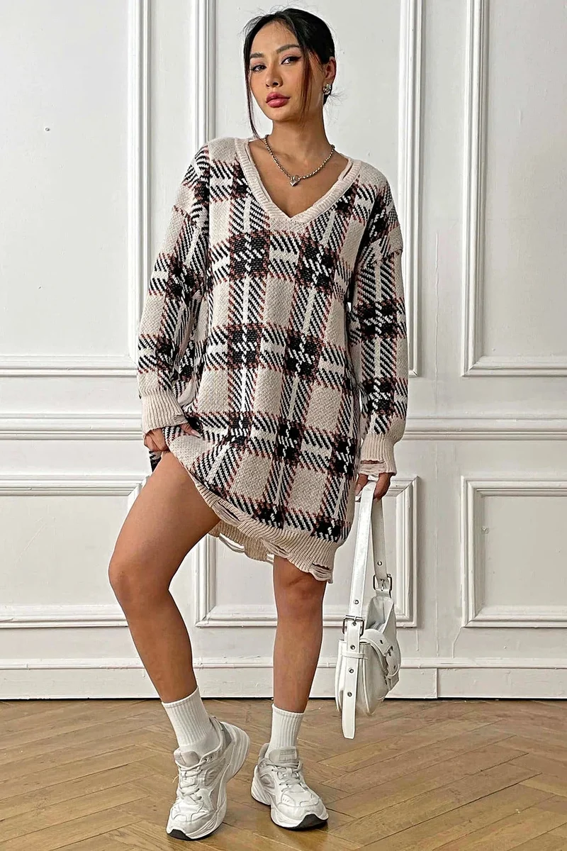 Geruite sweaterjurk met V-hals, lange mouwen, comfortabele pasvorm (one-size) en lichte stretch.