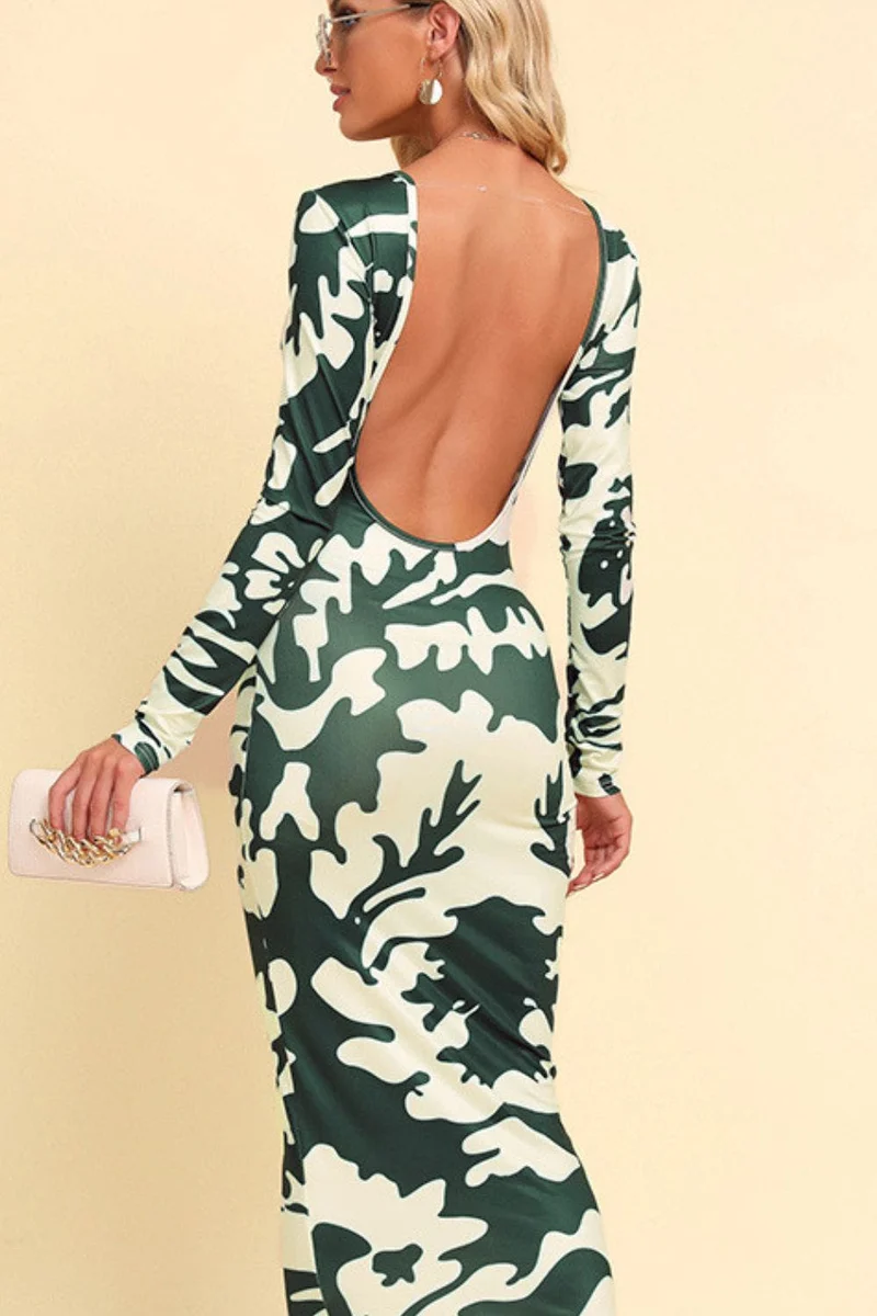 Stijlvolle maxi-jurk met open rug, lange mouwen en camouflageprint - Casual elegantie