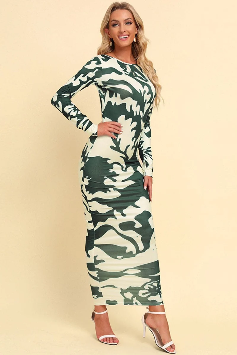 Stijlvolle maxi-jurk met open rug, lange mouwen en camouflageprint - Casual elegantie