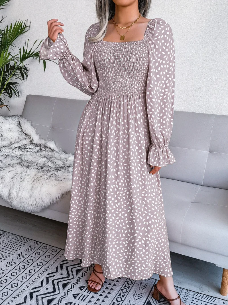 Elegante jurk met vierkante halslijn en ruchesmouwen - 100% polyester, ondoorzichtig ontwerp