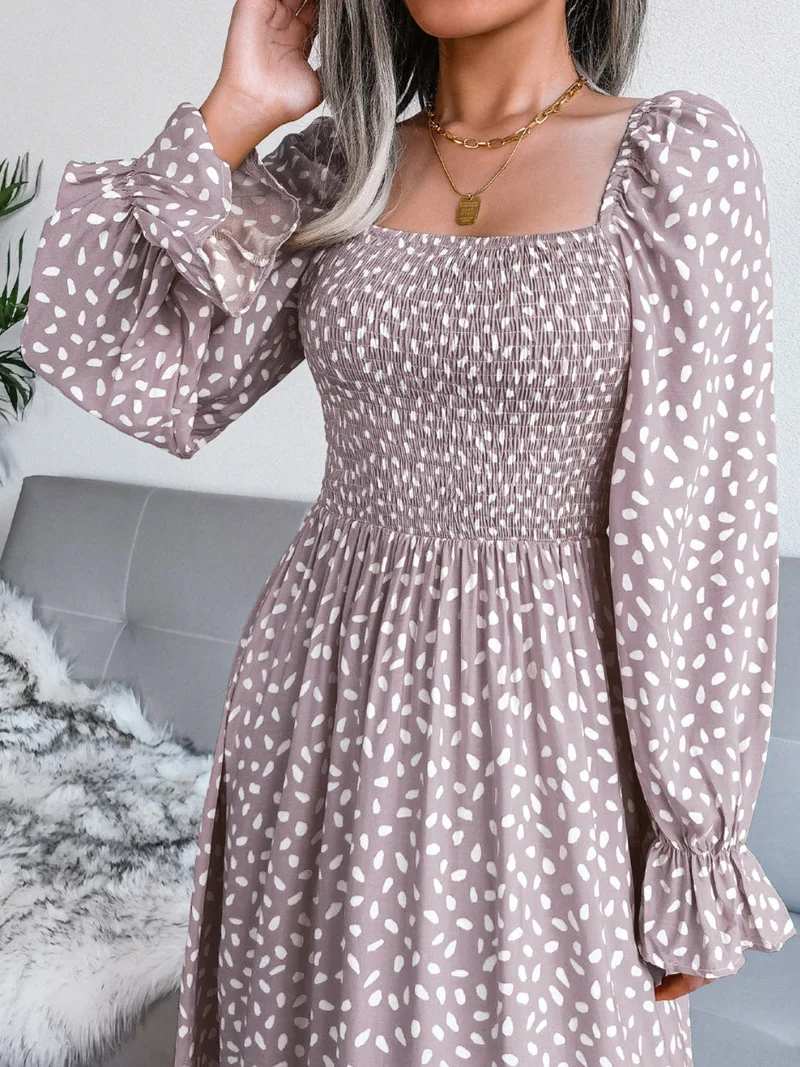 Elegante jurk met vierkante halslijn en ruchesmouwen - 100% polyester, ondoorzichtig ontwerp
