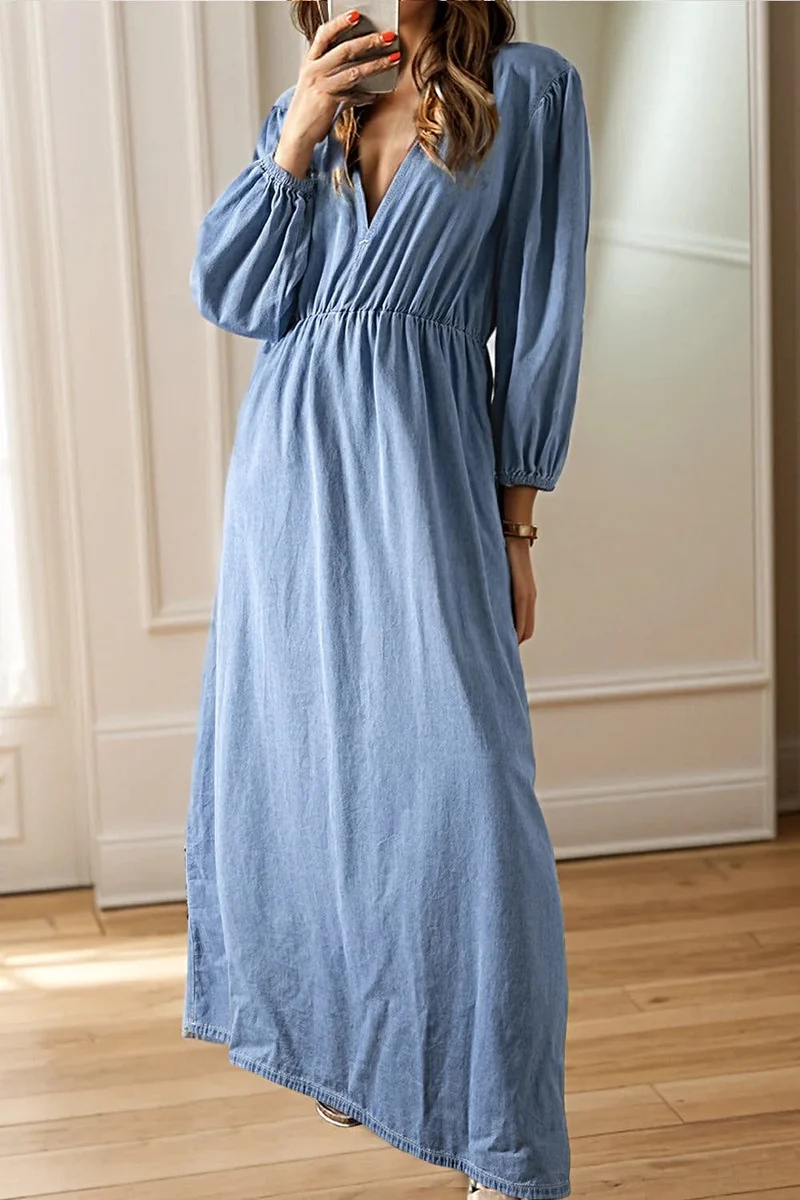 Diep uitgesneden denimjurk met strikdetail en driekwartmouwen - 100% katoen, klassieke elegantie