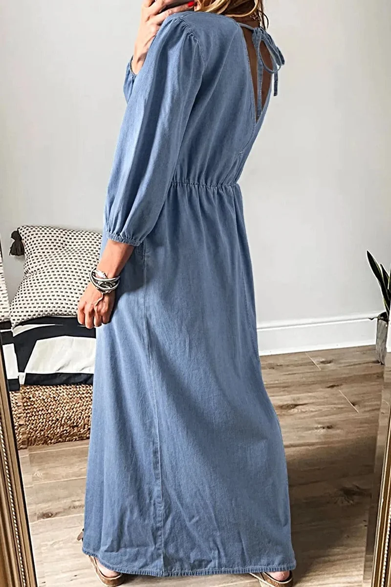 Diep uitgesneden denimjurk met strikdetail en driekwartmouwen - 100% katoen, klassieke elegantie